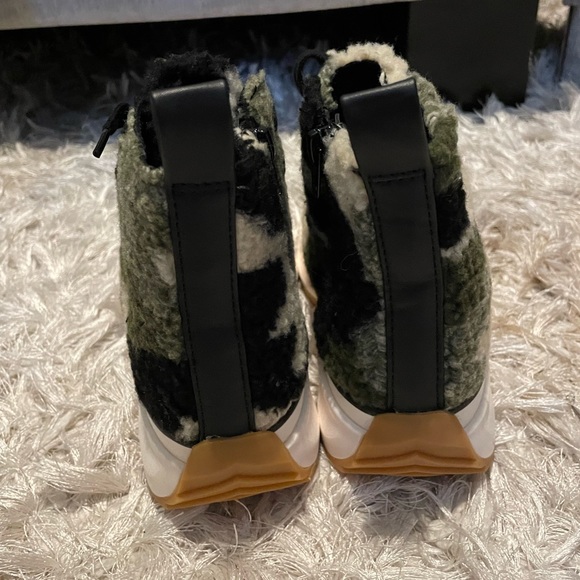 Steve Madden Shaft Fur Camo Sneakers NEW - Picture 5 of 8